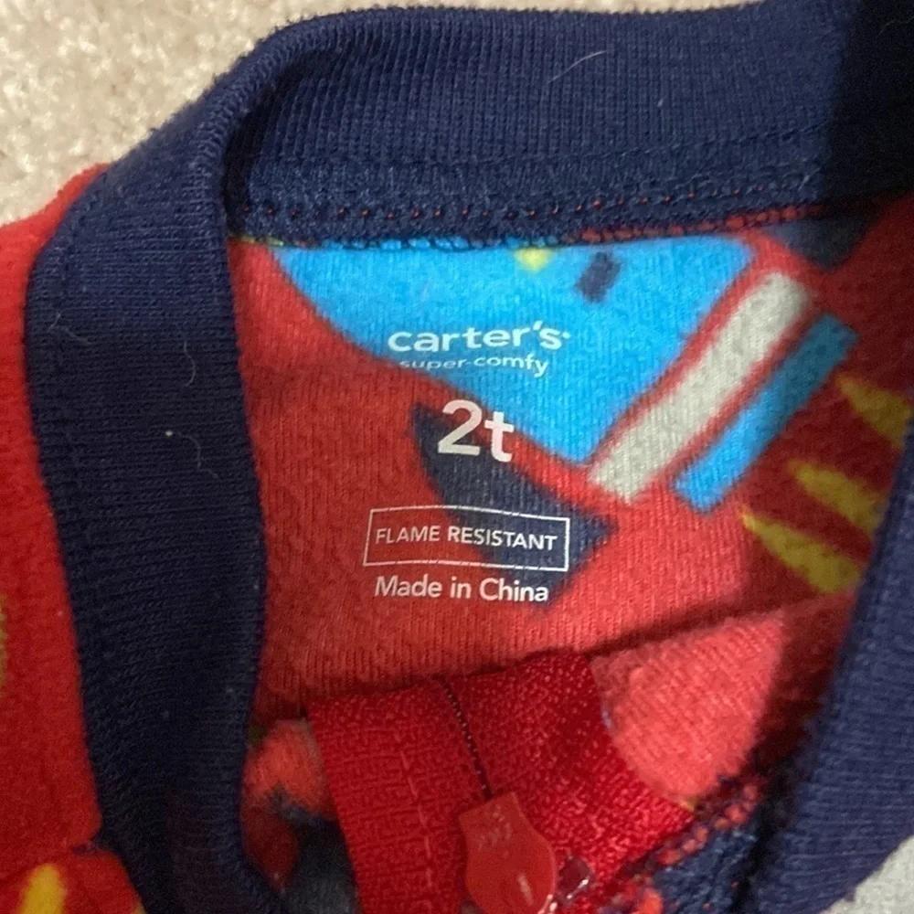 𝅺CARTER’S 2T Fleece Footed Space Pajamas